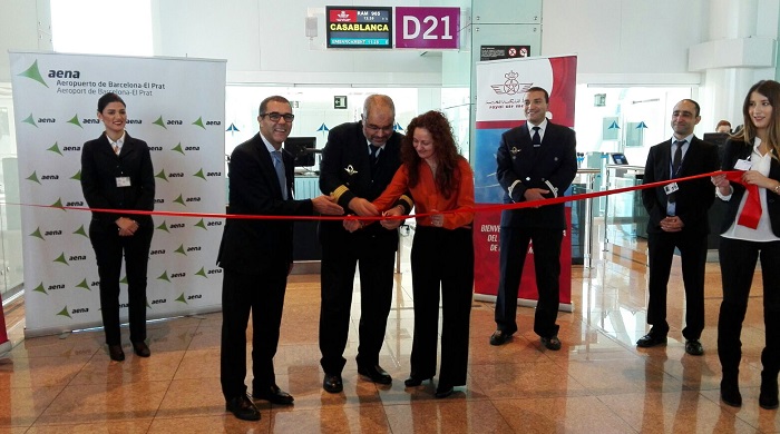 Kamal Thiyfa, director general de Royal Air Maroc en España; Khatmi Abdallah, capitán a bordo del Dreamliner y Vanessa Requena, jefa del Gabinete de Dirección del aeropuerto de Barcelona El Prat. 